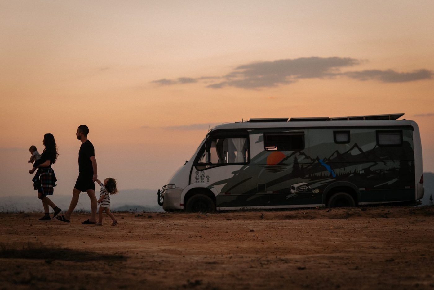 Família Medina e o motorhome no pôr do sol