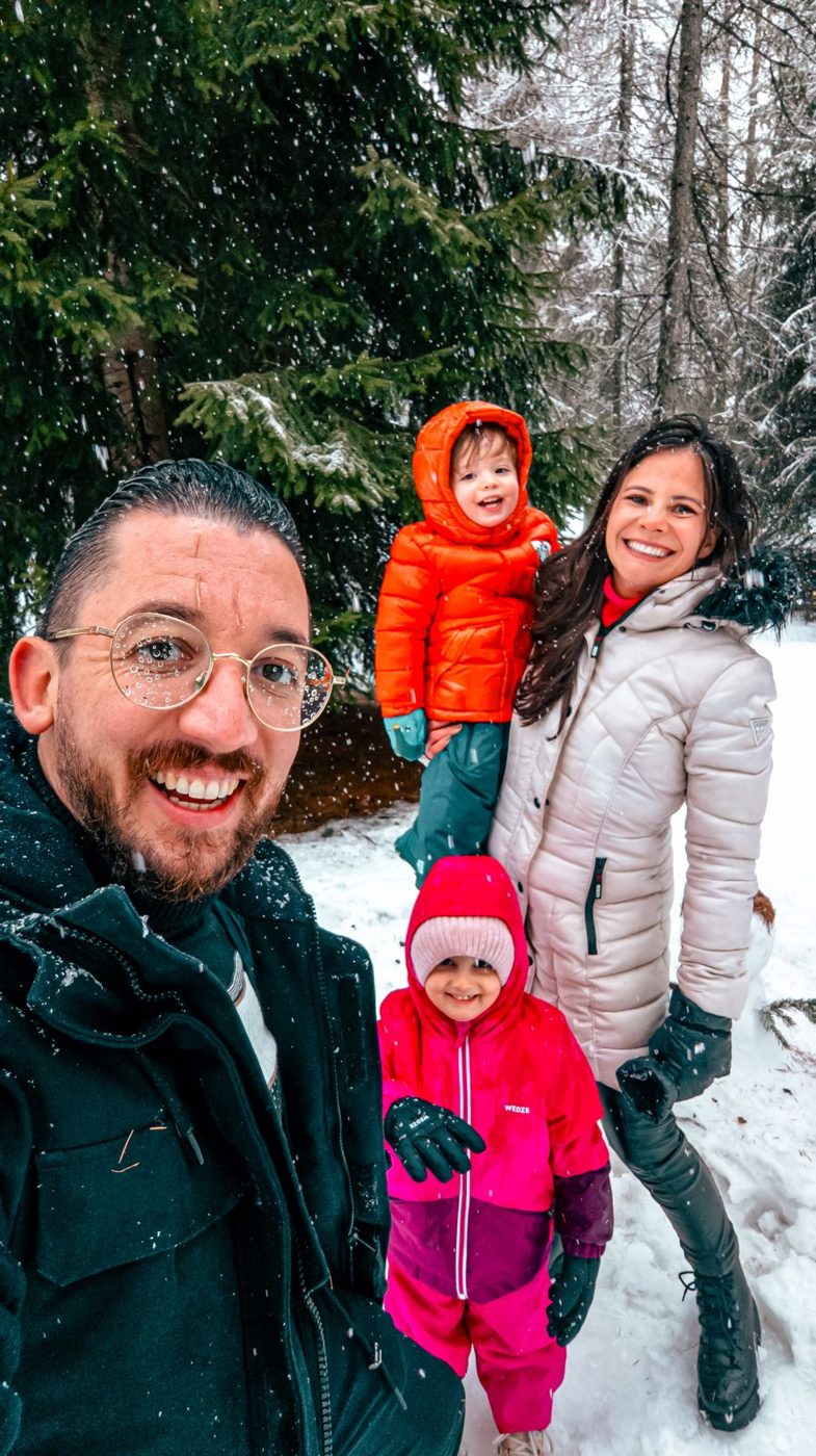 Leonardo com as filhas na neve