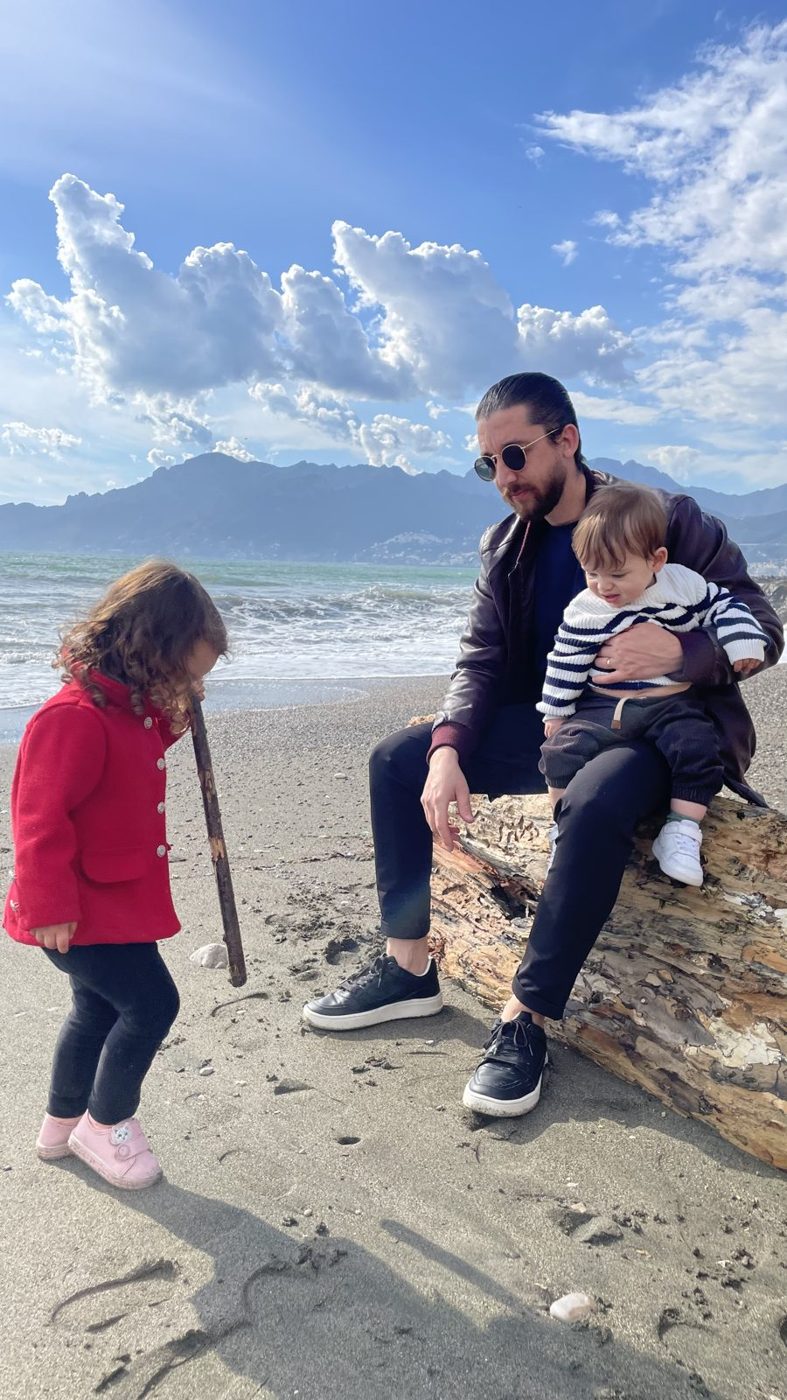 Leonardo com as filhas na praia