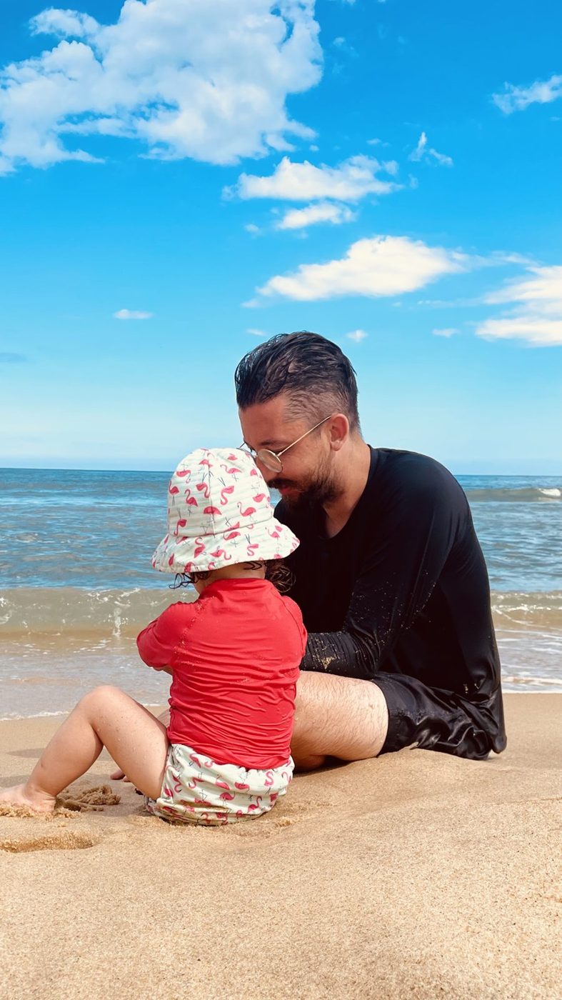 Leonardo com a filha na praia